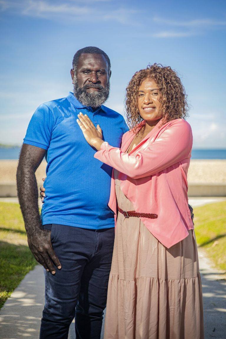 Casal de idosos abraçado